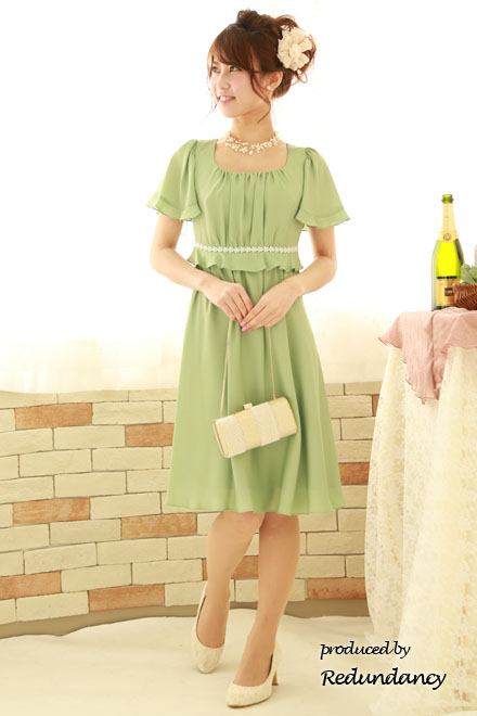 ライトグリーンのスクープドネック小花レース膝丈ドレス