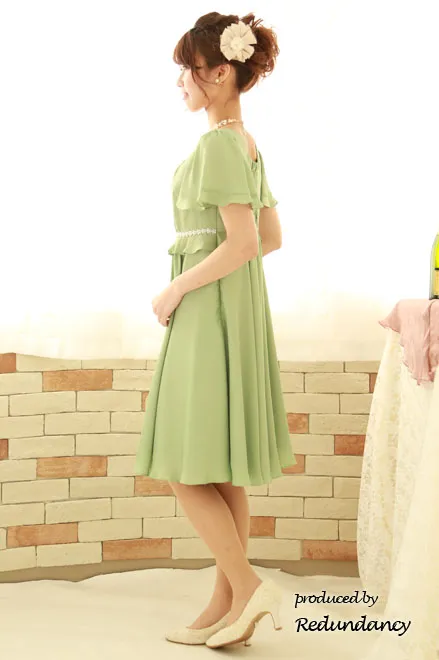 ライトグリーンのスクープドネック小花レース膝丈ドレス