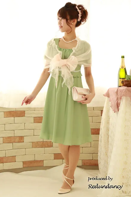 ライトグリーンのスクープドネック小花レース膝丈ドレス