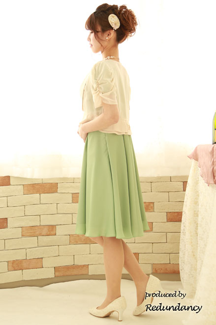 ライトグリーンのスクープドネック小花レース膝丈ドレス