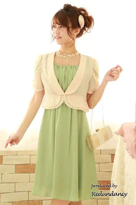 ライトグリーンのスクープドネック小花レース膝丈ドレス