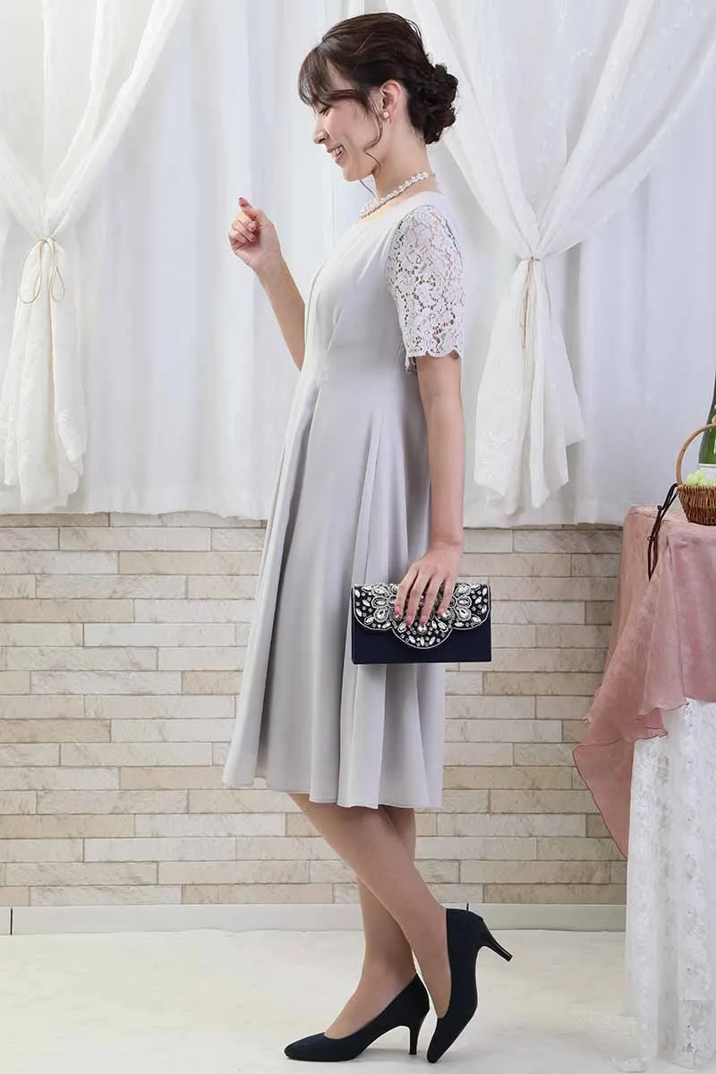 ライトグレーのレース袖ウエストタック入りドレス