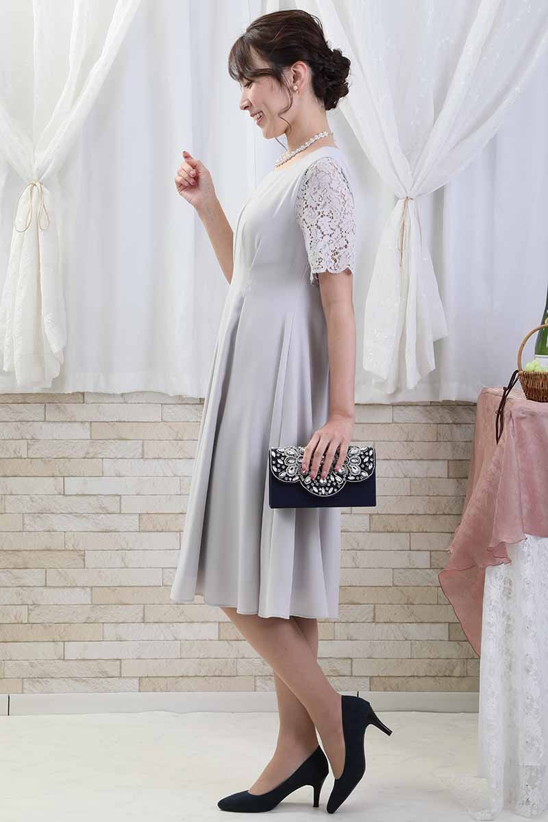 ライトグレーのレース袖ウエストタック入りドレス