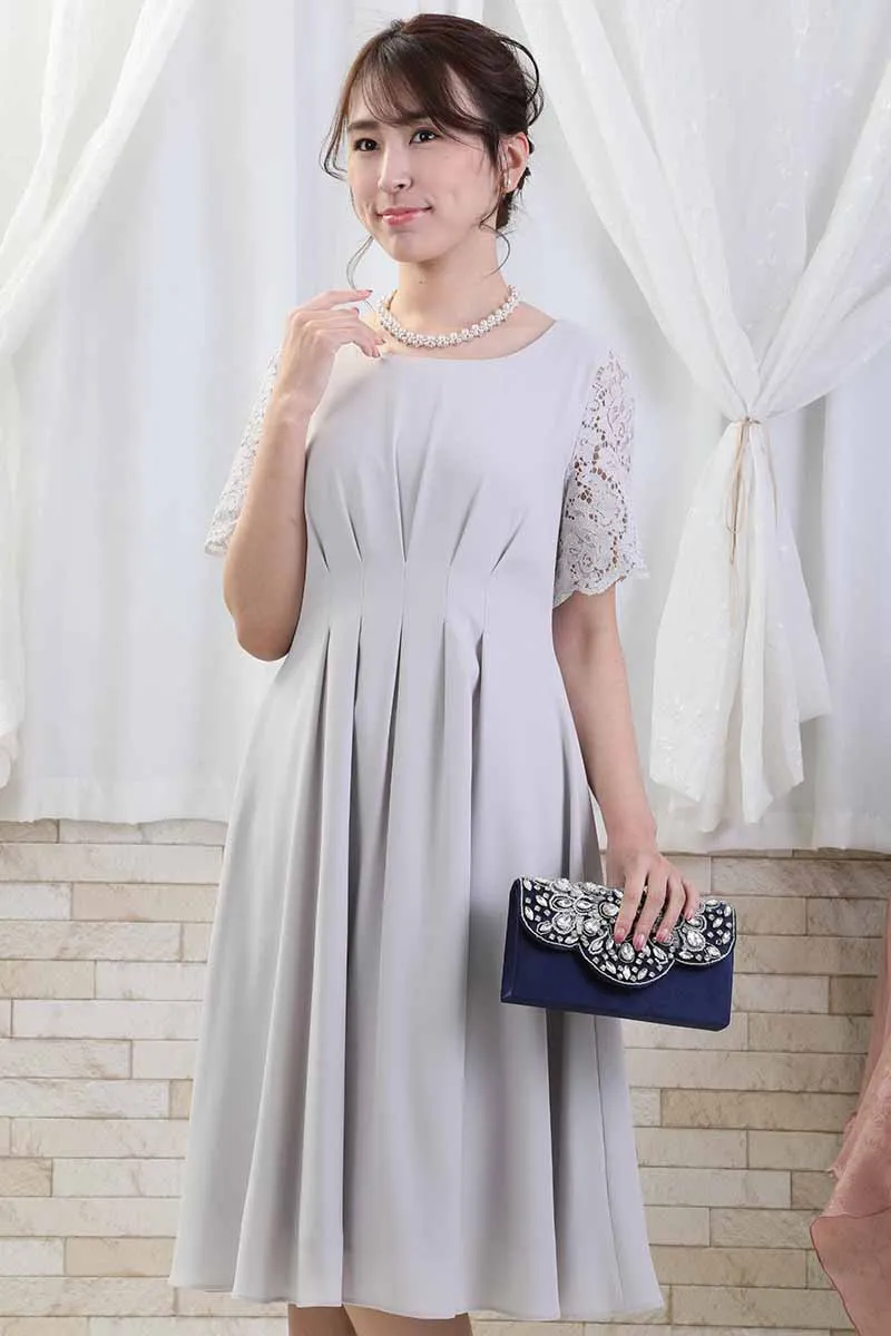 ライトグレーのレース袖ウエストタック入りドレス