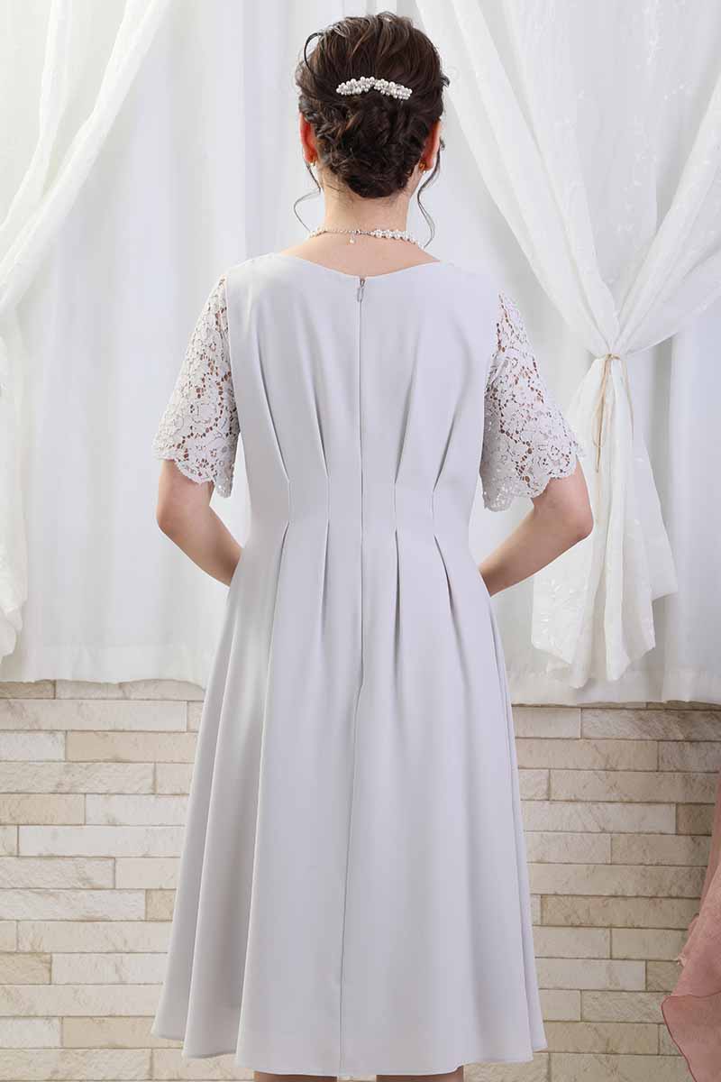 ライトグレーのレース袖ウエストタック入りドレス