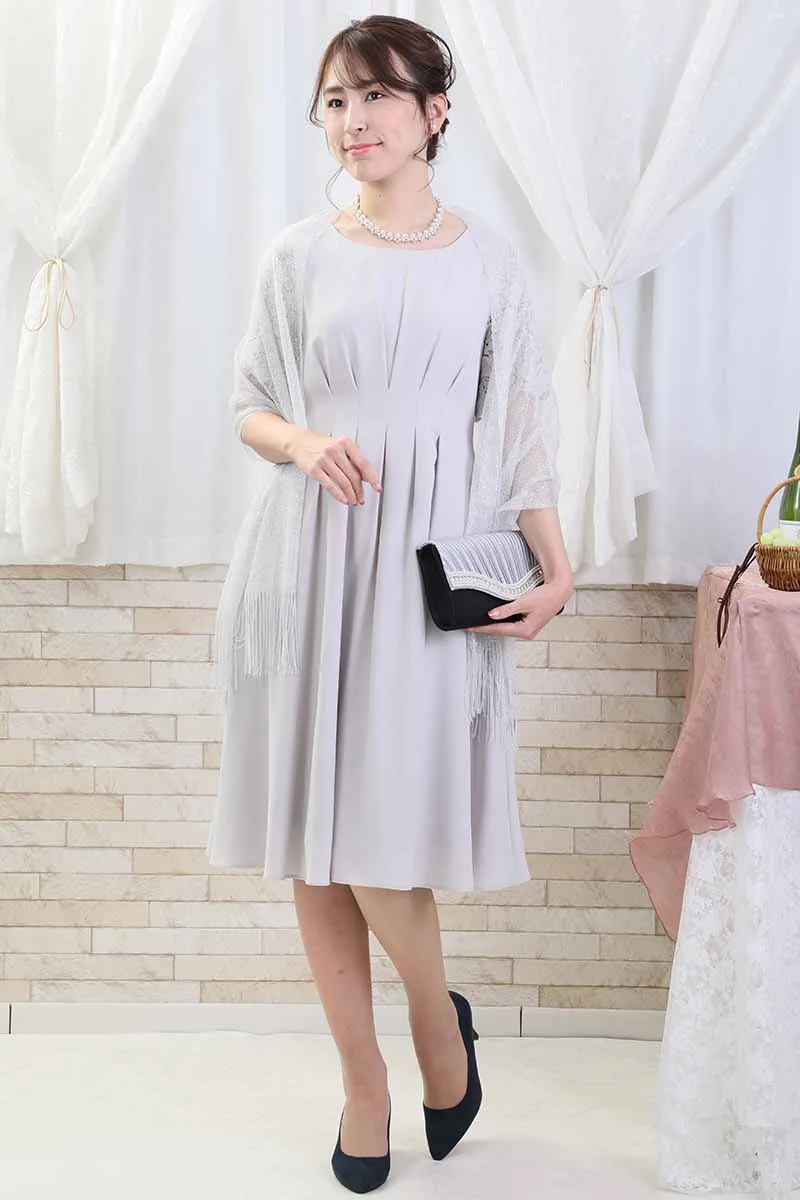 ライトグレーのレース袖ウエストタック入りドレス