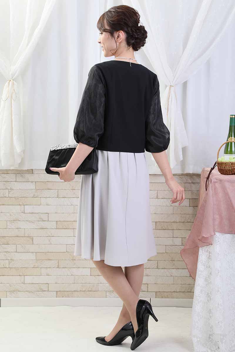 ライトグレーのレース袖ウエストタック入りドレス