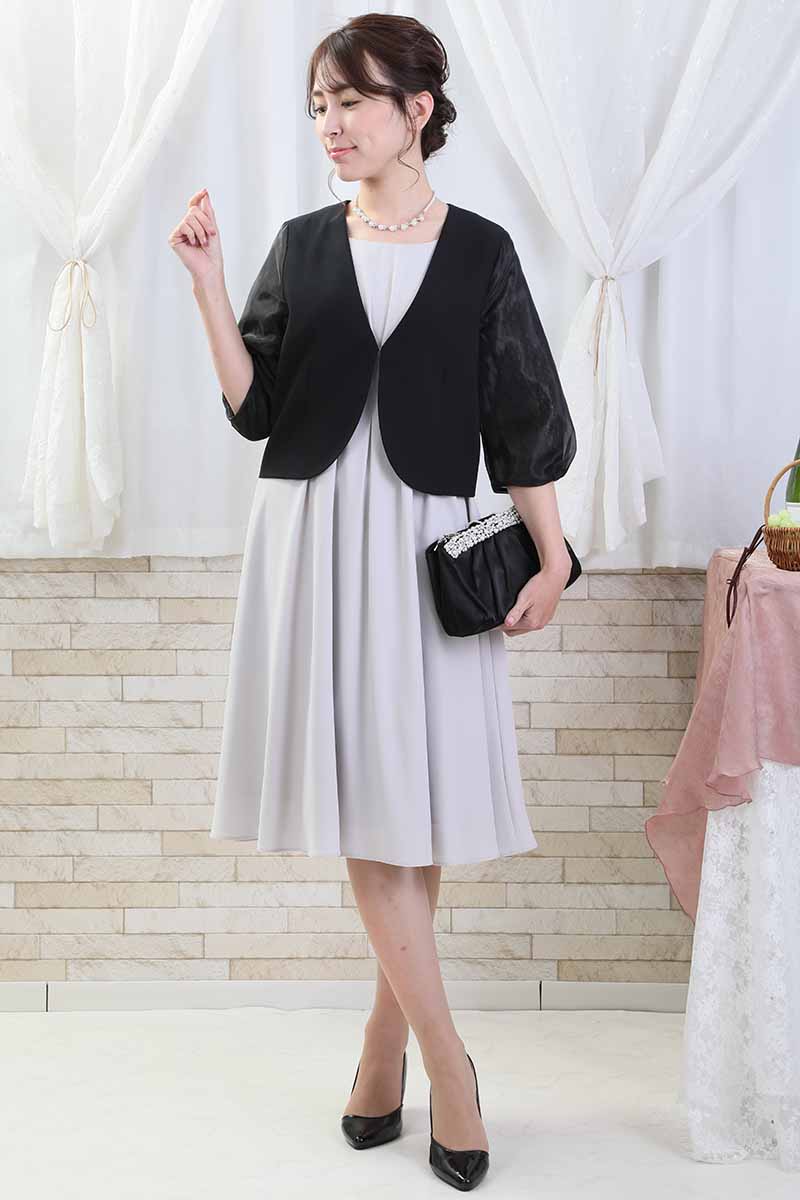 ライトグレーのレース袖ウエストタック入りドレス