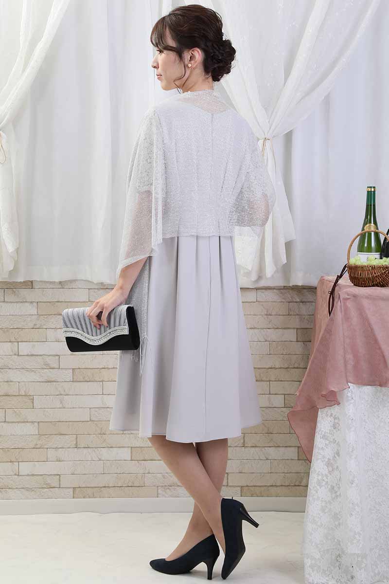 ライトグレーのレース袖ウエストタック入りドレス