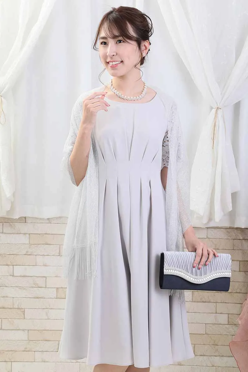 ライトグレーのレース袖ウエストタック入りドレス
