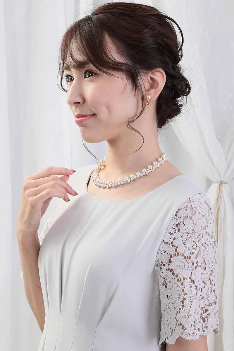 ライトグレーのレース袖ウエストタック入りドレス