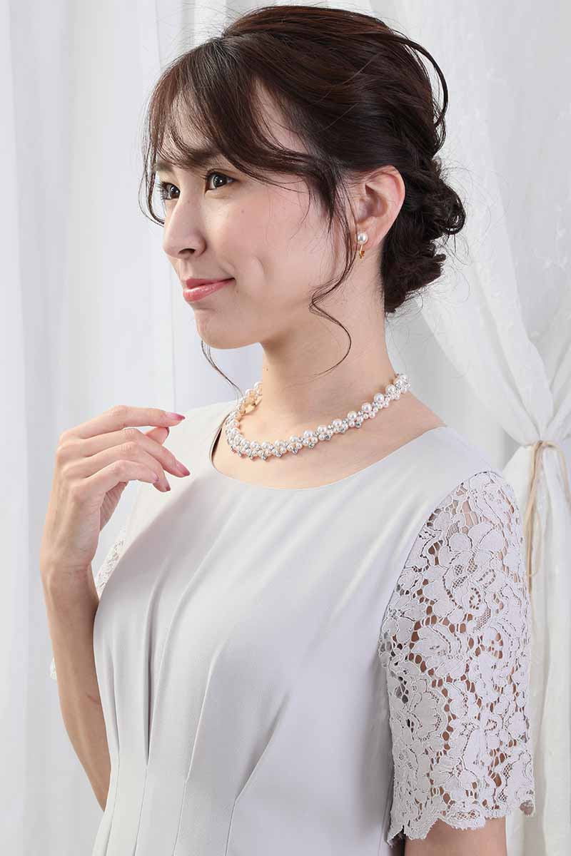 ライトグレーのレース袖ウエストタック入りドレス