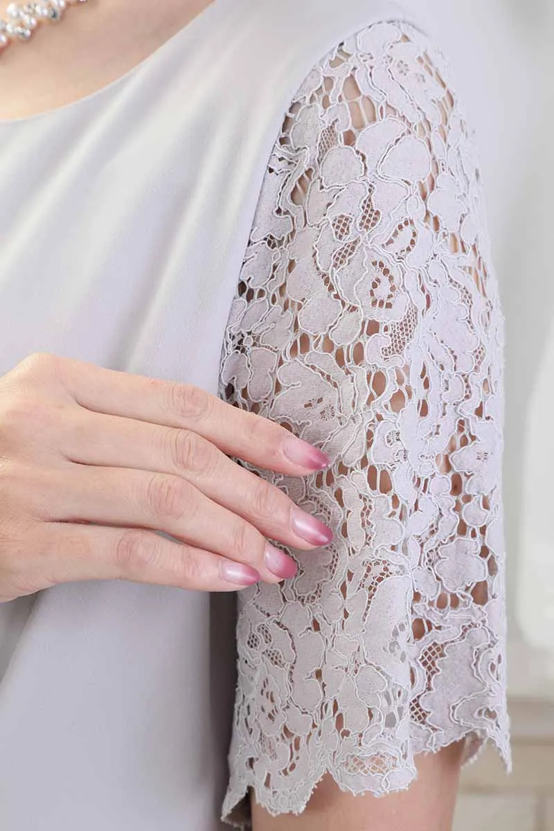 ライトグレーのレース袖ウエストタック入りドレス