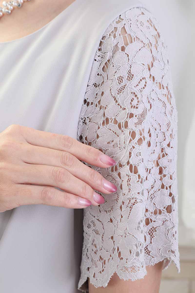 ライトグレーのレース袖ウエストタック入りドレス