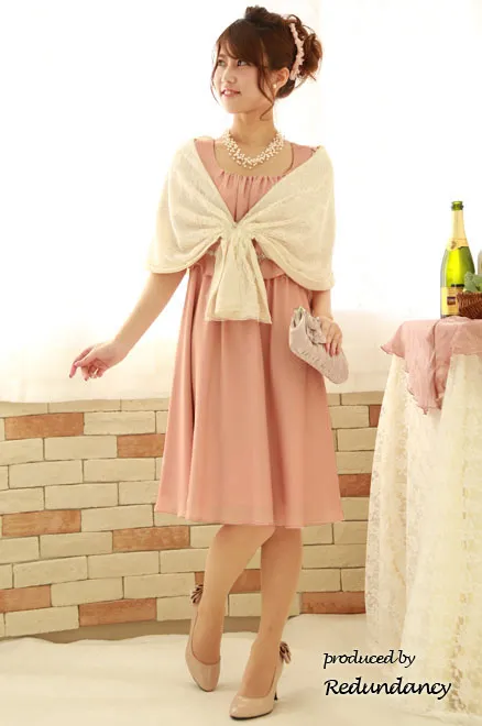 ピンクのスクープドネック小花レース膝丈ドレス