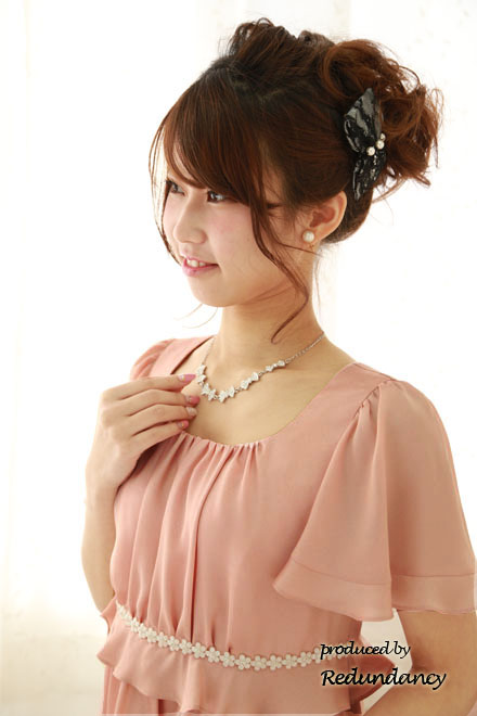 ピンクのスクープドネック小花レース膝丈ドレス