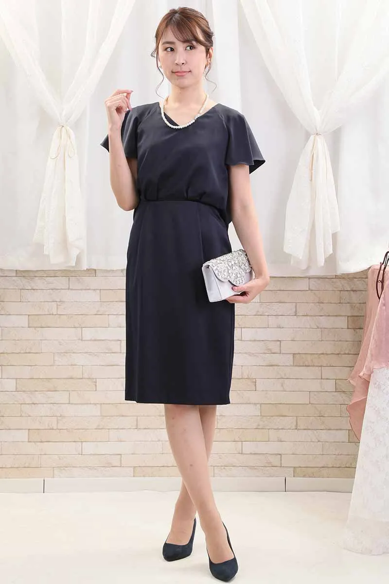 ネイビーのバックレースタイトドレス