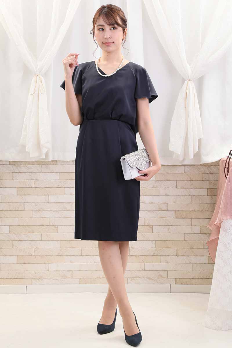 ネイビーのバックレースタイトドレス