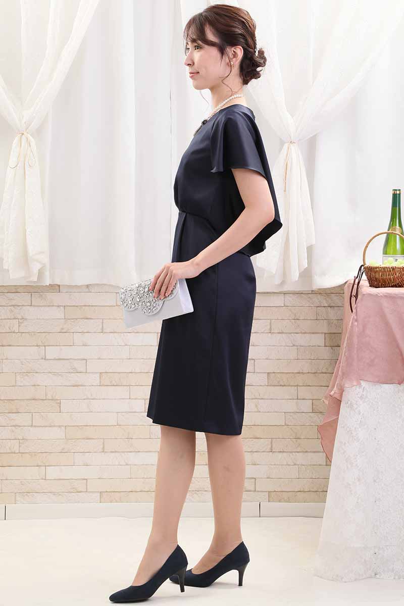 ネイビーのバックレースタイトドレス