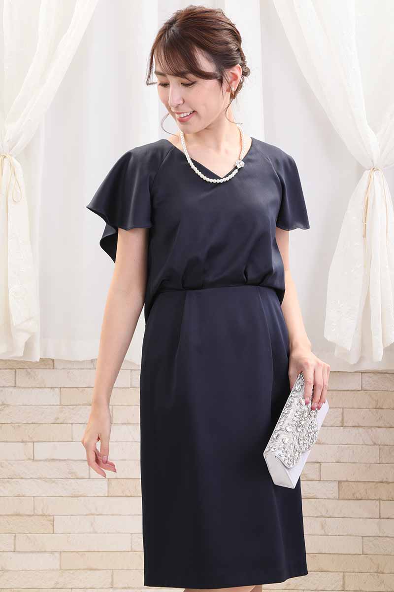 ネイビーのバックレースタイトドレス