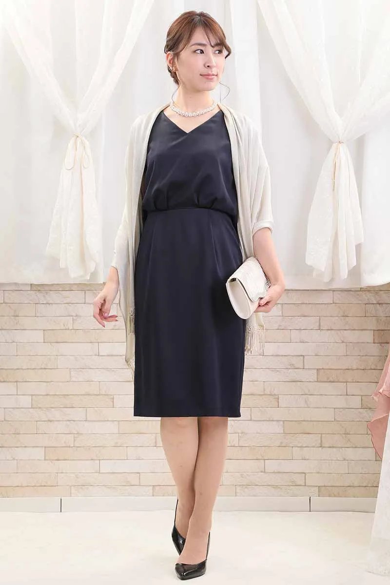 ネイビーのバックレースタイトドレス