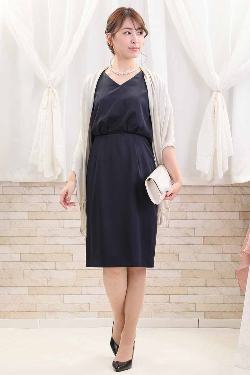 ネイビーのバックレースタイトドレス