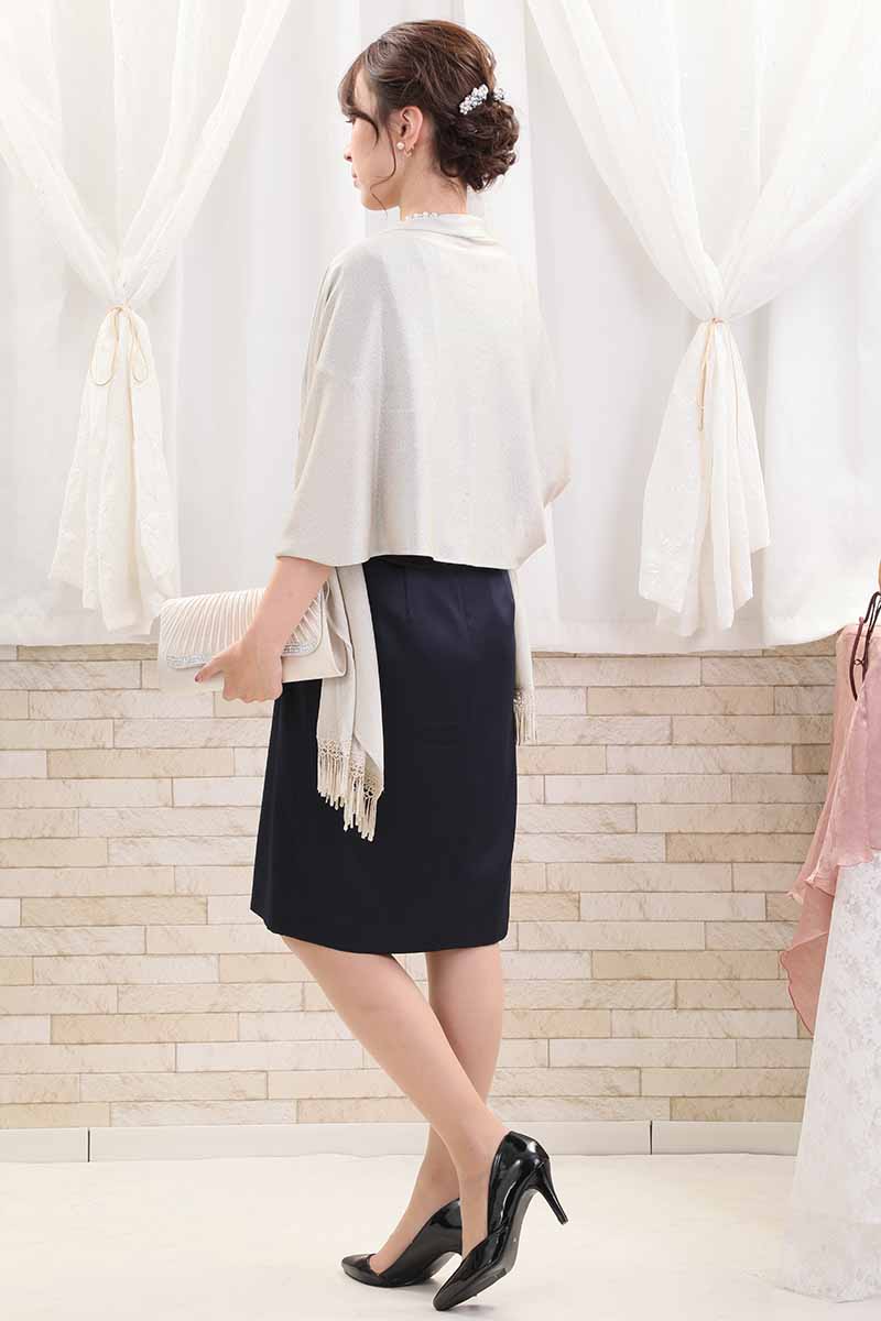 ネイビーのバックレースタイトドレス