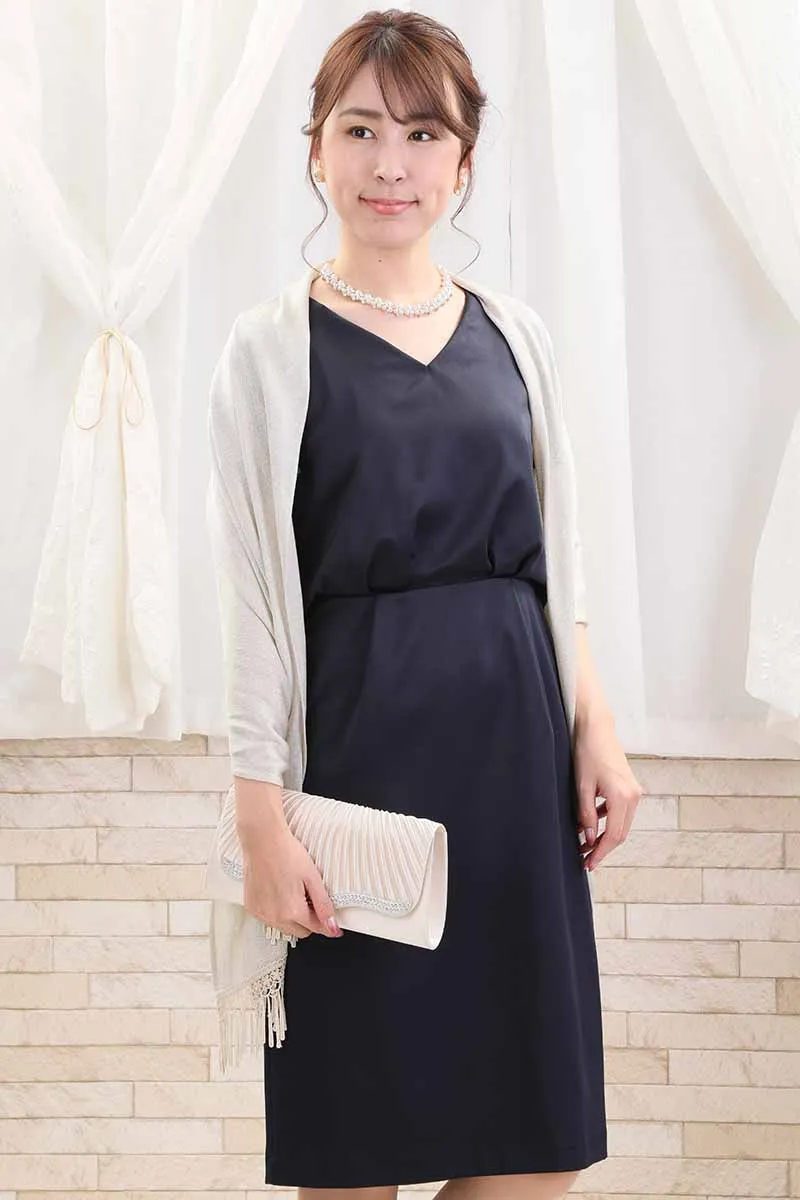 ネイビーのバックレースタイトドレス