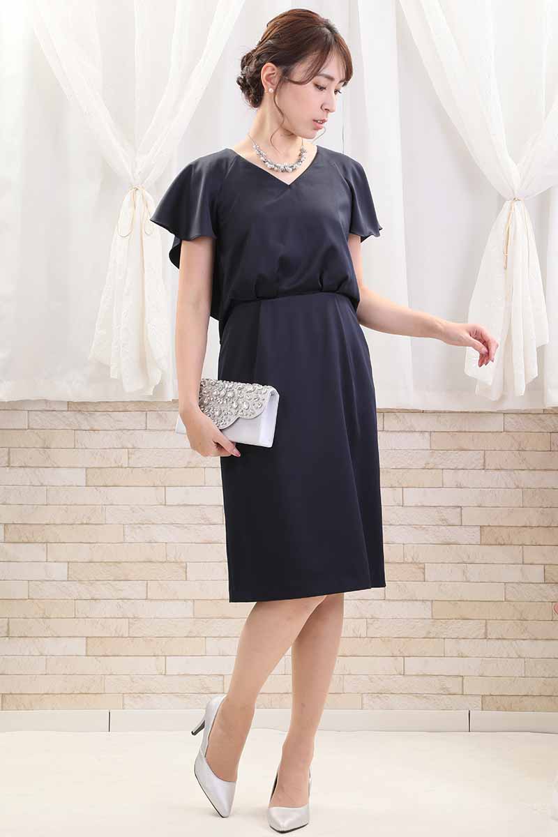 ネイビーのバックレースタイトドレス