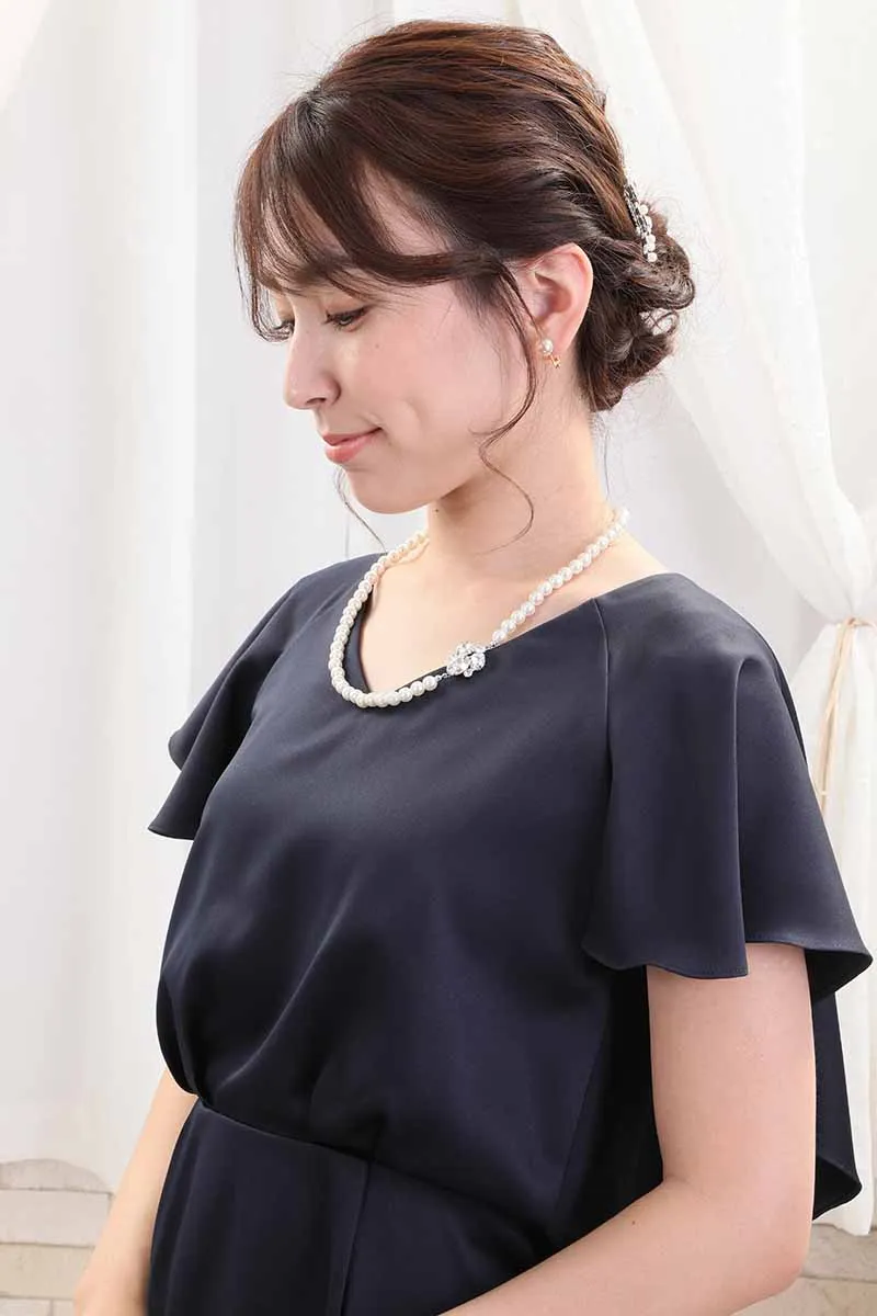 ネイビーのバックレースタイトドレス