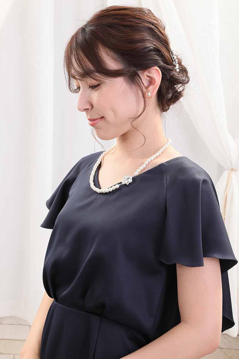 ネイビーのバックレースタイトドレス