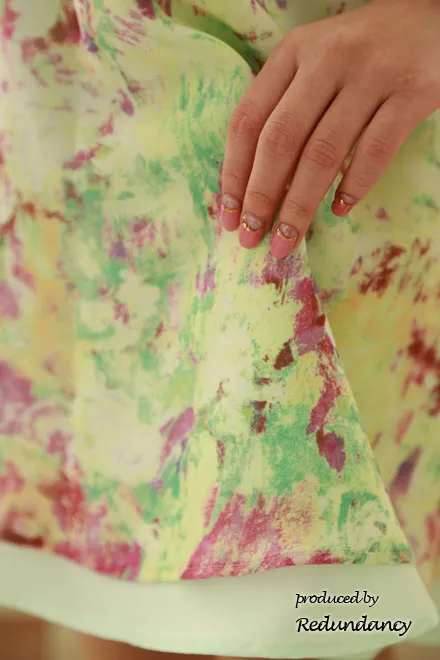 グリーンの油彩風花柄ドレスミディ丈ドレス