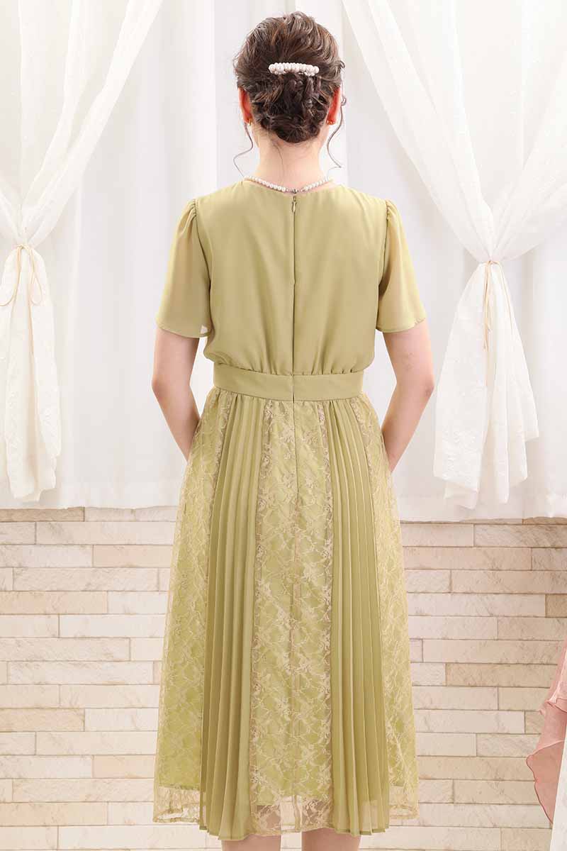 ライムグリーンのレース＆プリーツロングドレス