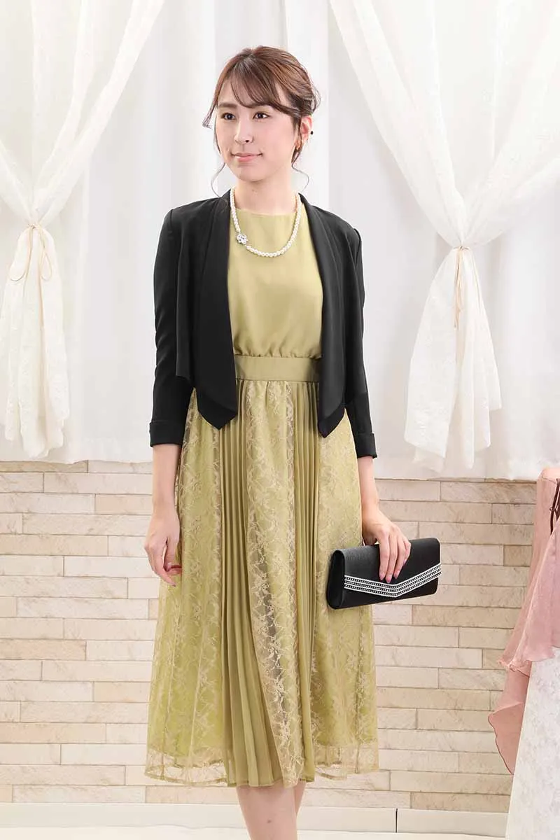ライムグリーンのレース＆プリーツロングドレス