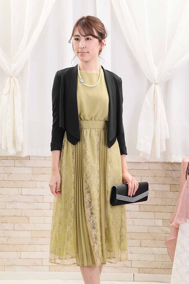 ライムグリーンのレース＆プリーツロングドレス