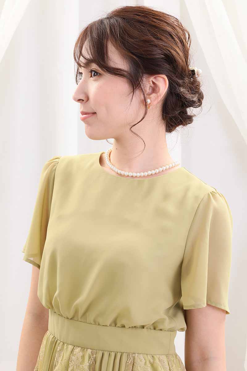 ライムグリーンのレース＆プリーツロングドレス