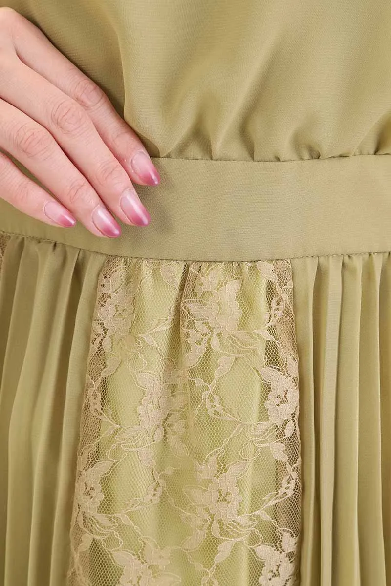 ライムグリーンのレース＆プリーツロングドレス