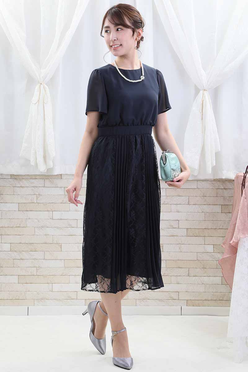 ネイビーのレース＆プリーツロングドレス