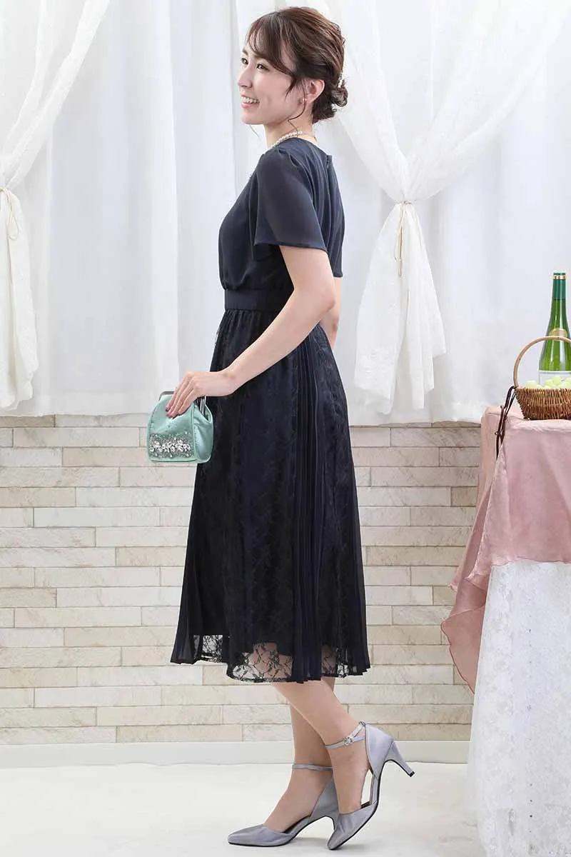 ネイビーのレース＆プリーツロングドレス