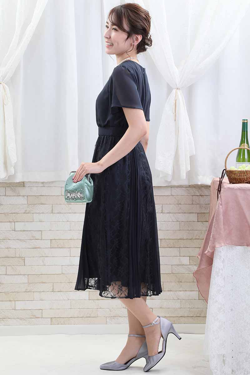 ネイビーのレース＆プリーツロングドレス
