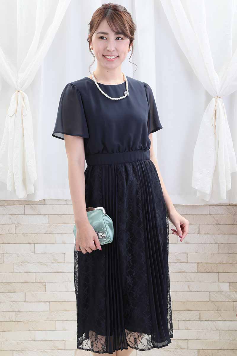 ネイビーのレース＆プリーツロングドレス