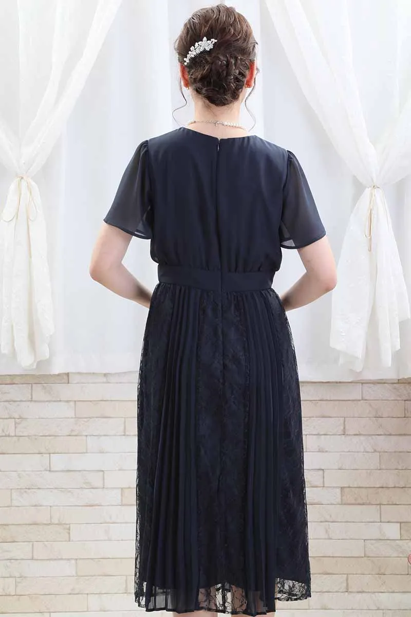 ネイビーのレース＆プリーツロングドレス