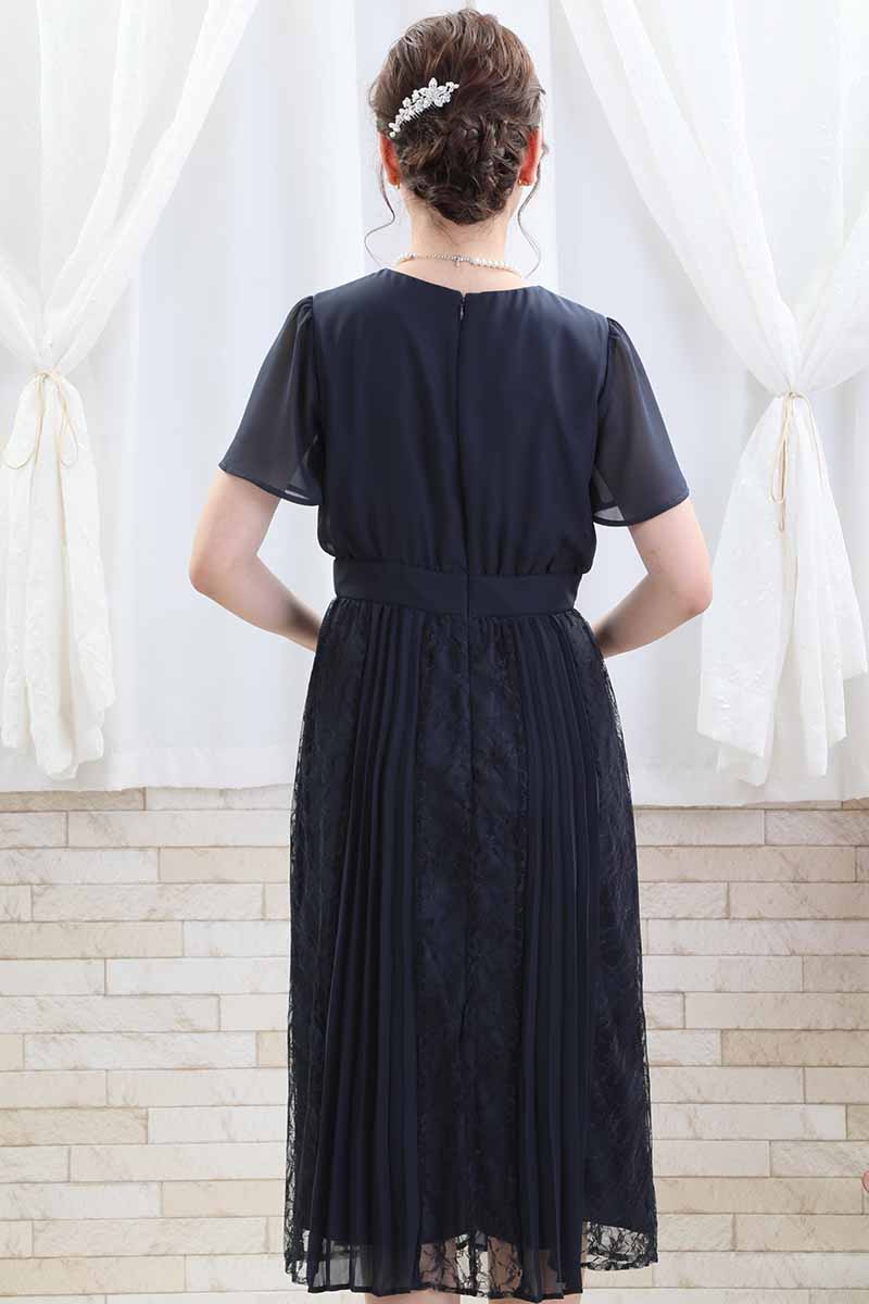 ネイビーのレース＆プリーツロングドレス