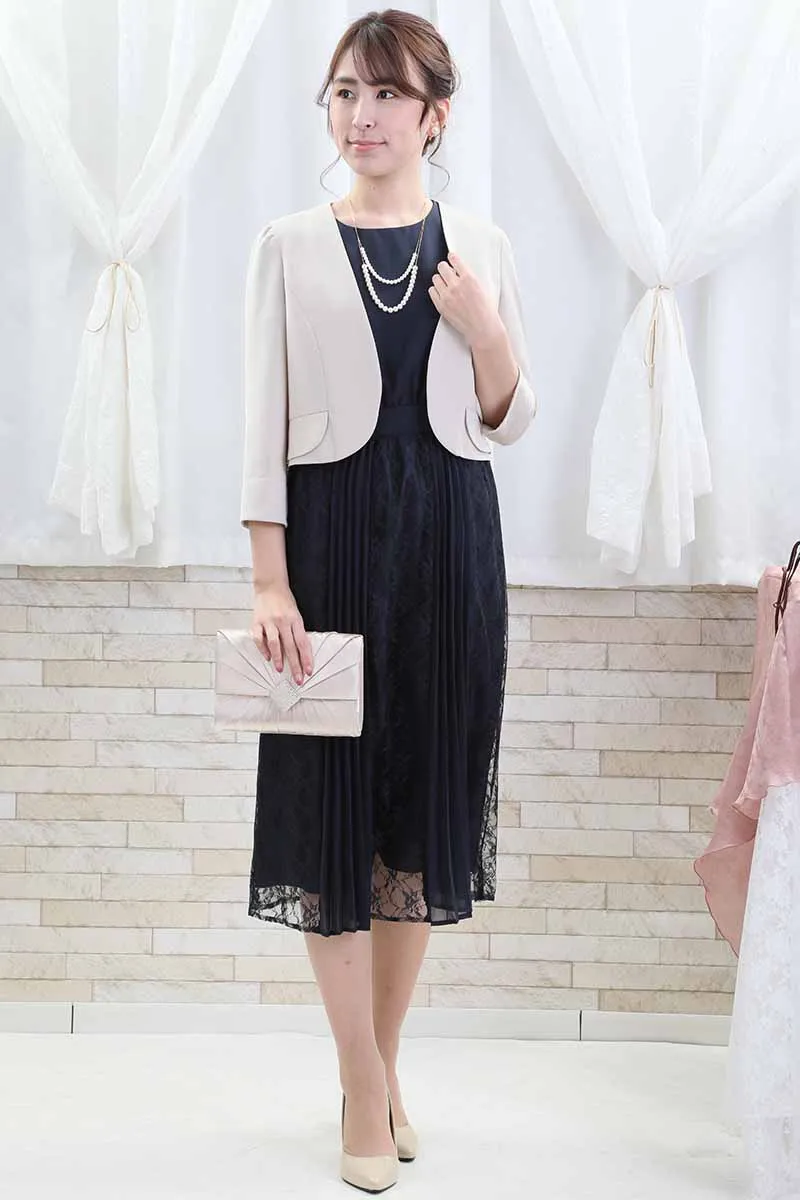 ネイビーのレース＆プリーツロングドレス