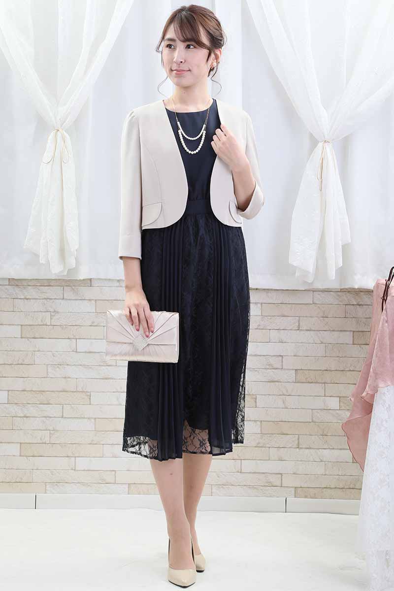 ネイビーのレース＆プリーツロングドレス