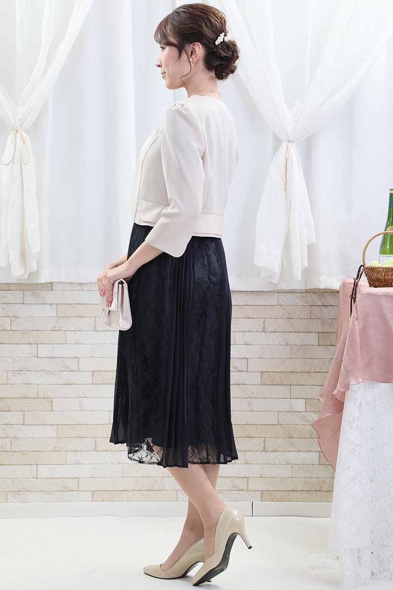 ネイビーのレース＆プリーツロングドレス