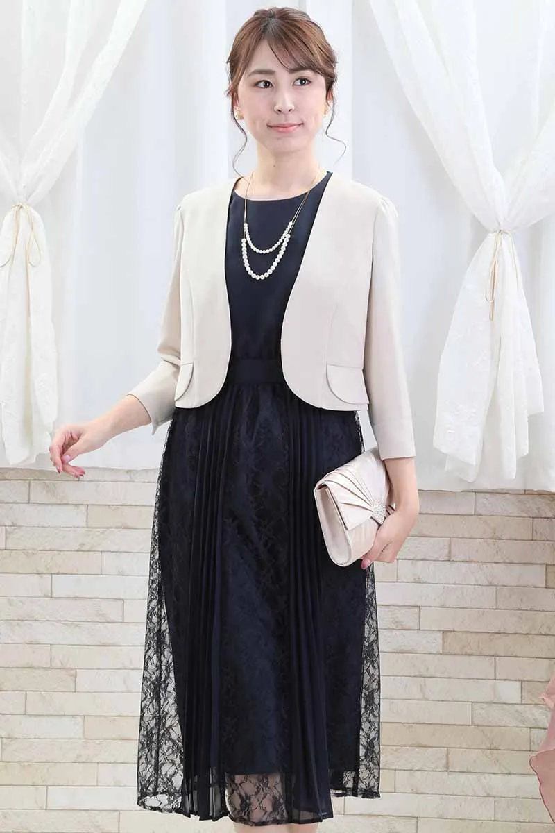 ネイビーのレース＆プリーツロングドレス