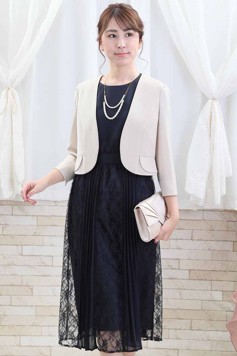 ネイビーのレース＆プリーツロングドレス