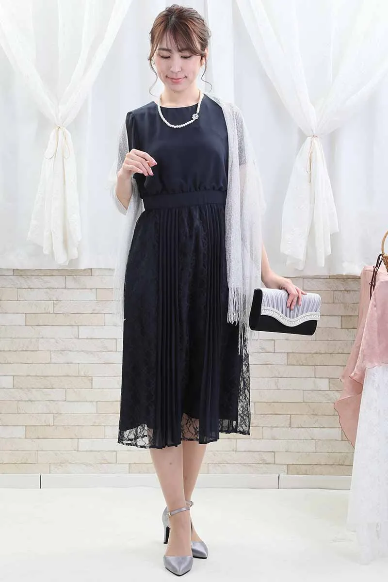 ネイビーのレース＆プリーツロングドレス