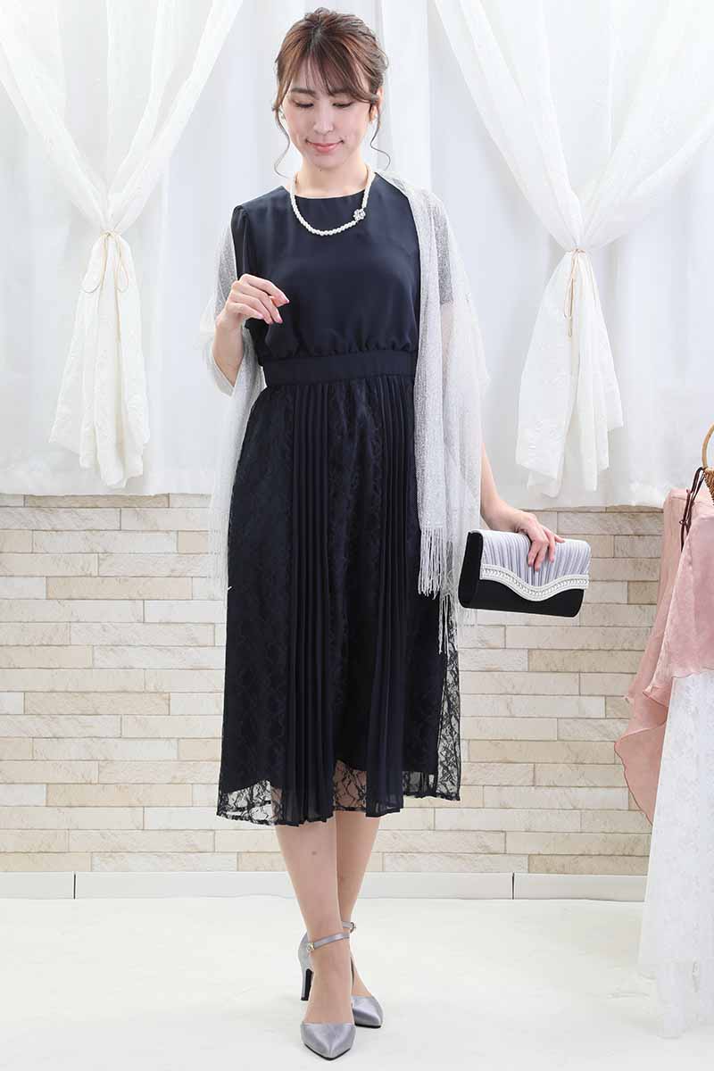 ネイビーのレース＆プリーツロングドレス